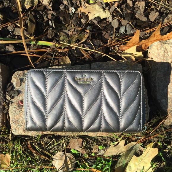 ♠️ KATE SPADE ♠️ quilted style zip-around clutch! - Picture 3 of 8
